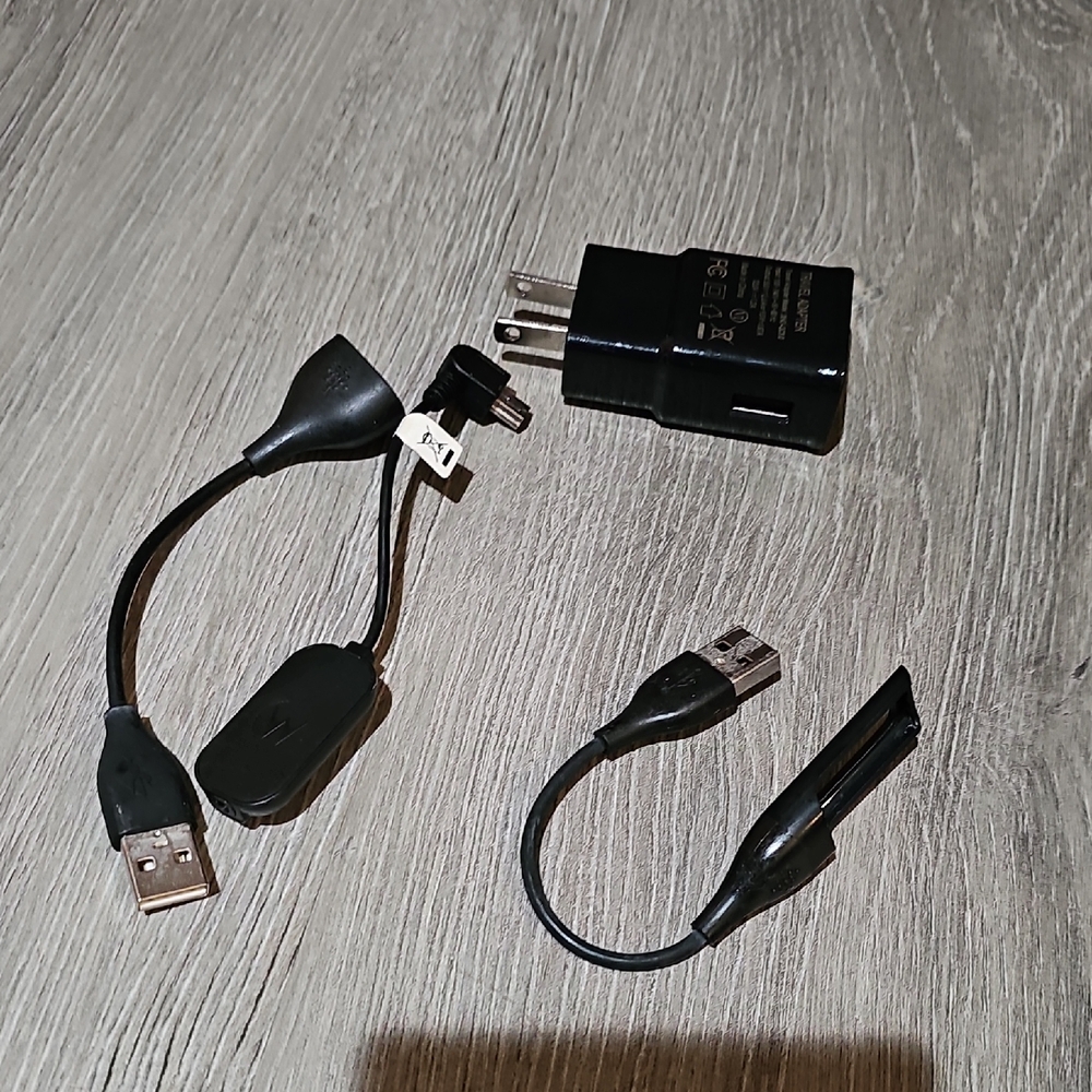 Fitbit Black USB Charger Set - Picture 2 of 10